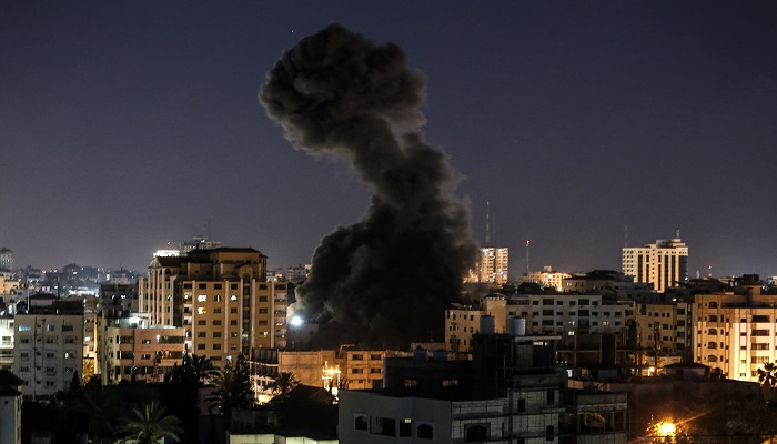 غزة تحت القصف … 80 غارة إسرائيلية تستهدف 100 معلم