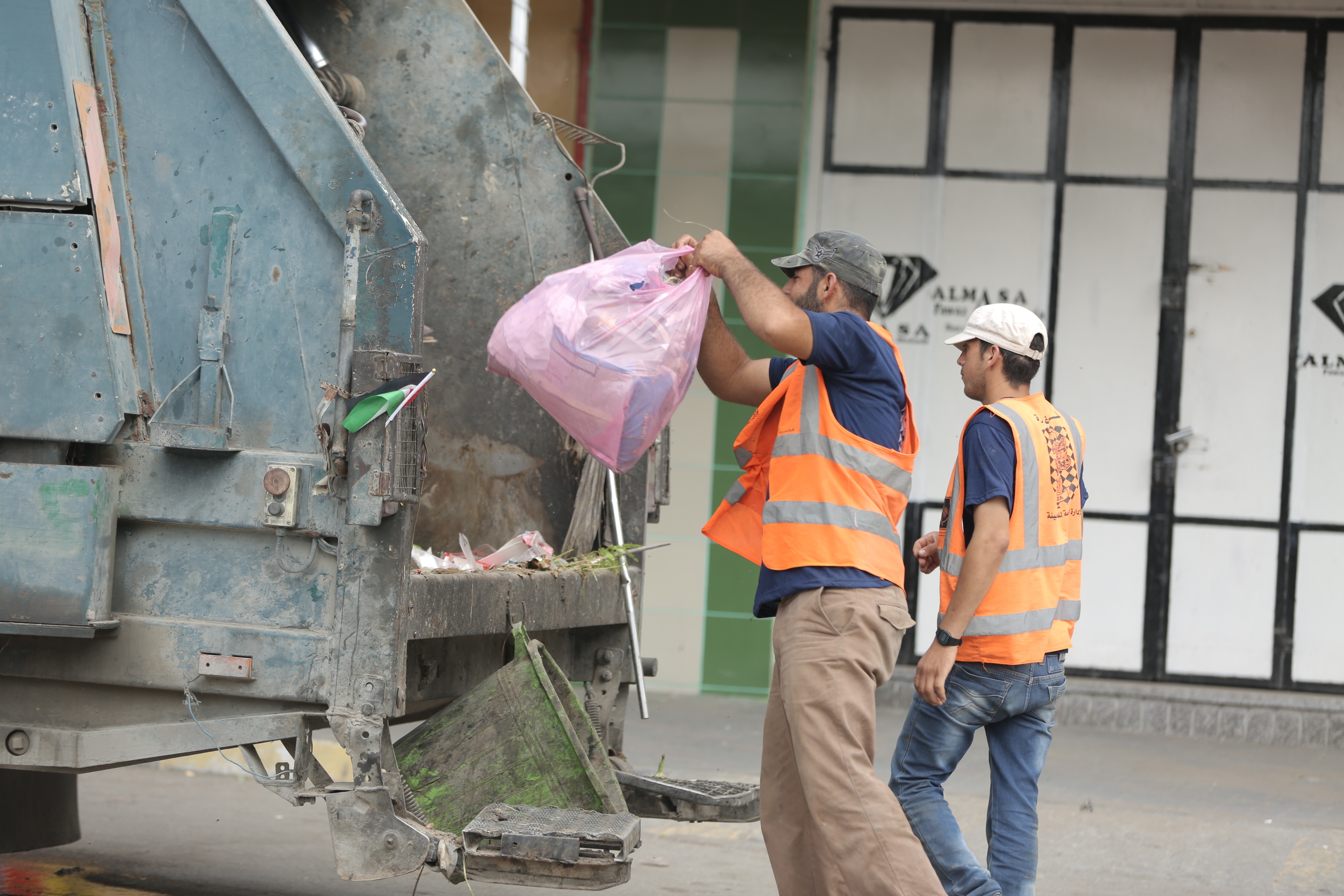 بلدية غزة تزيد عدد ورديات النظافة خلال رمضان