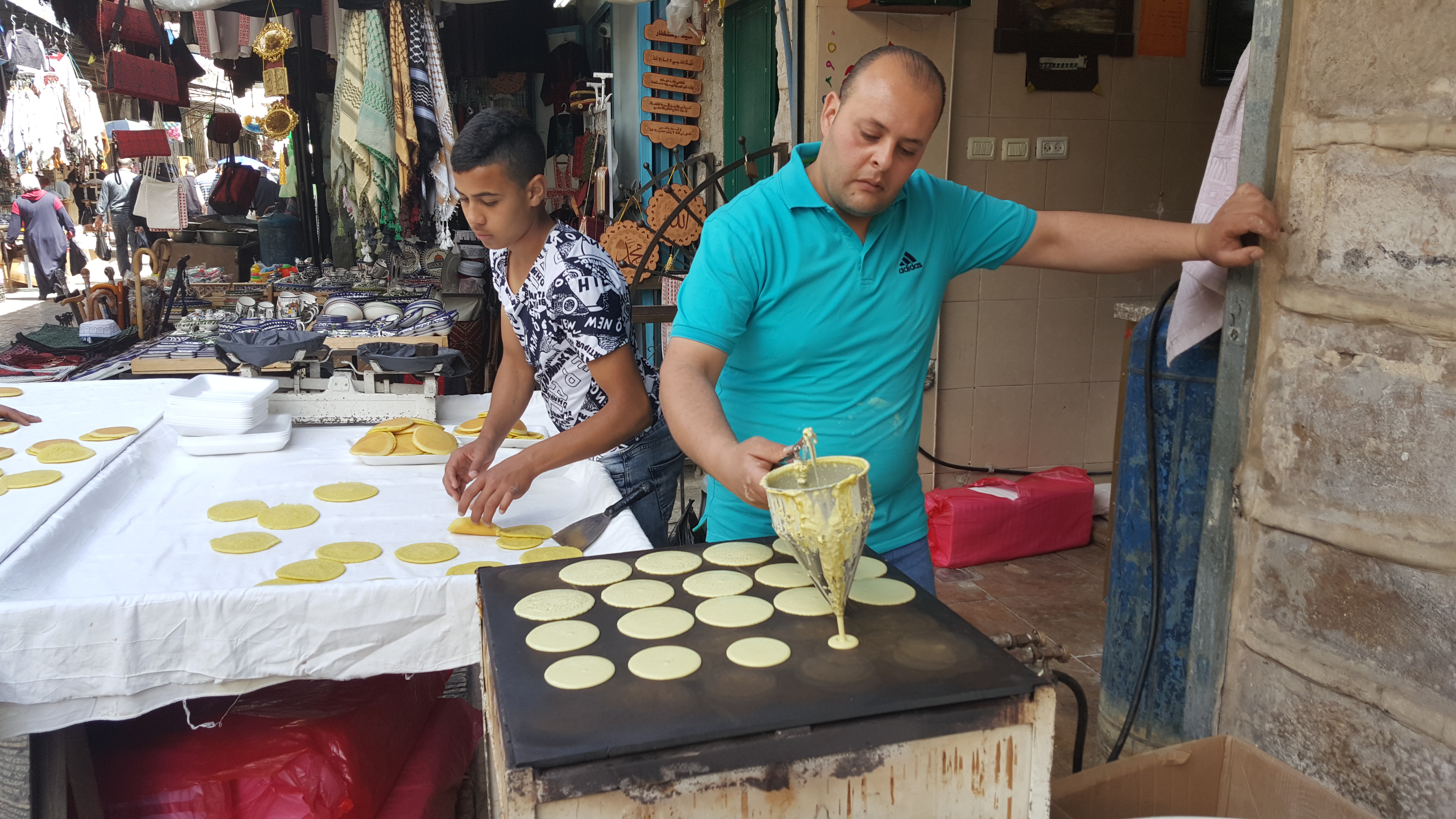 عاصمة الحلويات في فلسطين تتزين بألذ الأطايب للصائمين