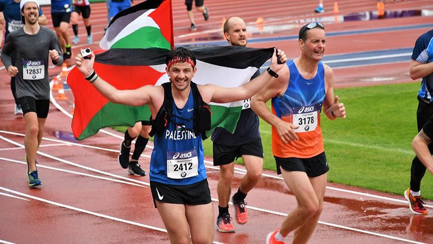عدّاء فلسطيني يحظى بدعم واسع من سويديين في ماراثون ستوكهولم