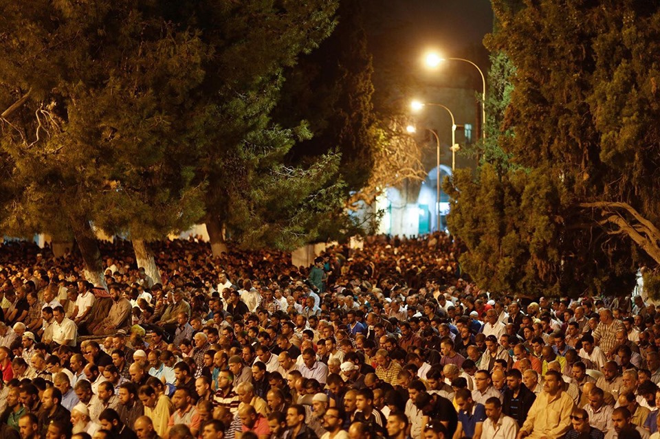 مئات الآلاف يحيون ليلة القدر في المسجد الأقصى المبارك
