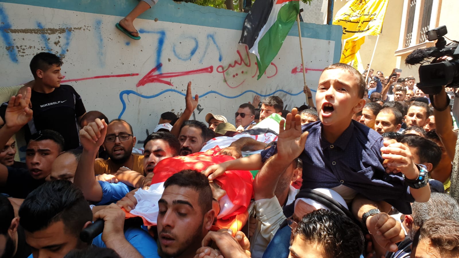 آلاف الفلسطينيين بغزة يشيّعون مُسعفًا قتله الاحتلال الإسرائيلي