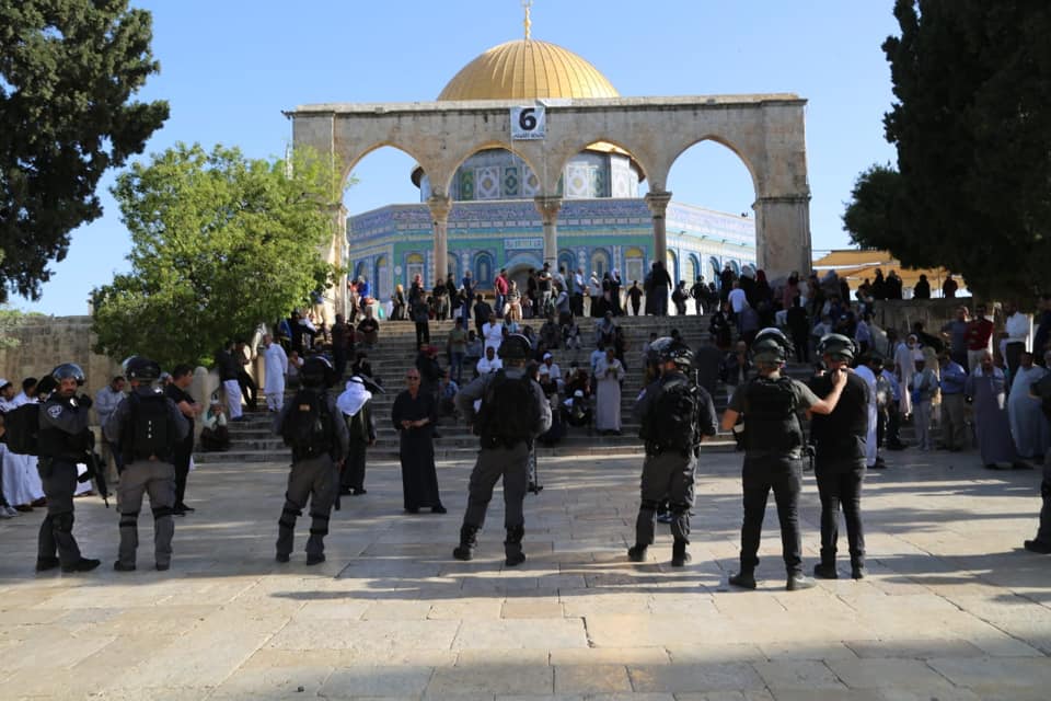 الاحتلال يبعد مسؤولة الحارسات وموظفا عن المسجد الأقصى