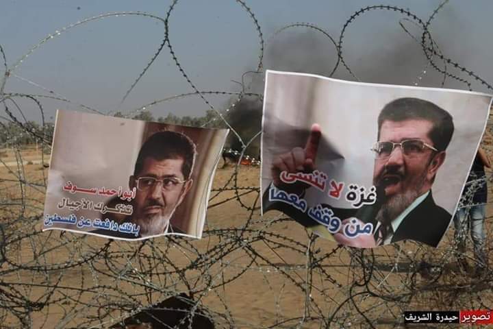 فلسطينيون يرفعون صور مرسي بـمسيرات العودة شرقي غزة