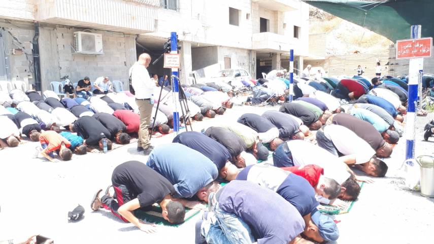 أداء الجمعة في منطقة البنايات المهددة بالهدم في صور باهر