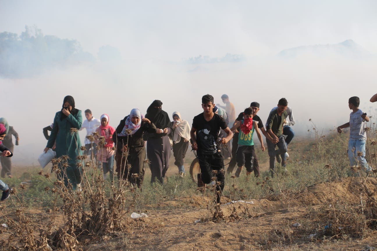بتسيلم: قنابل الغاز قتلت وجرحت الآلاف على حدود غزة