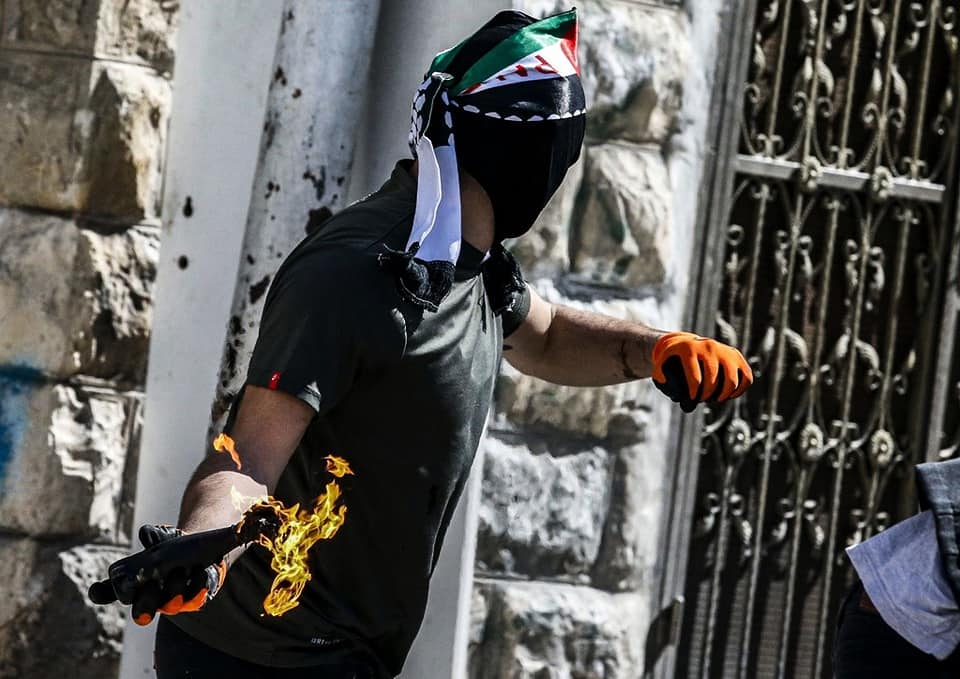 استهداف قوات الاحتلال بالزجاجات الحارقة في العيسوية