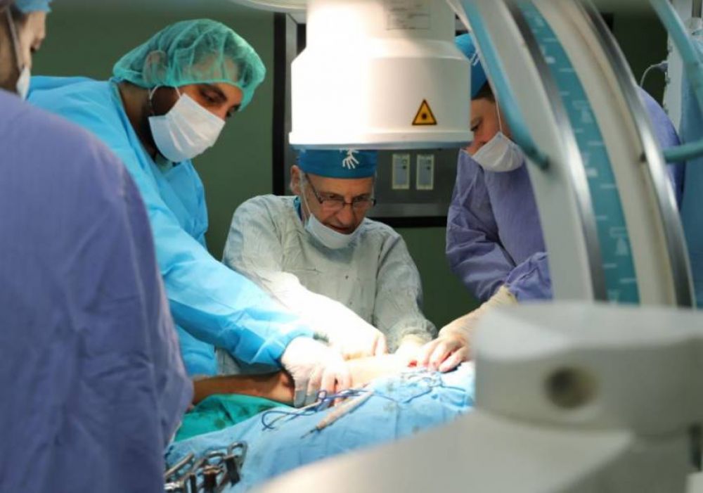 وفد طبي من الداخل يجري عمليات تغيير مفصل الركبة في غزة