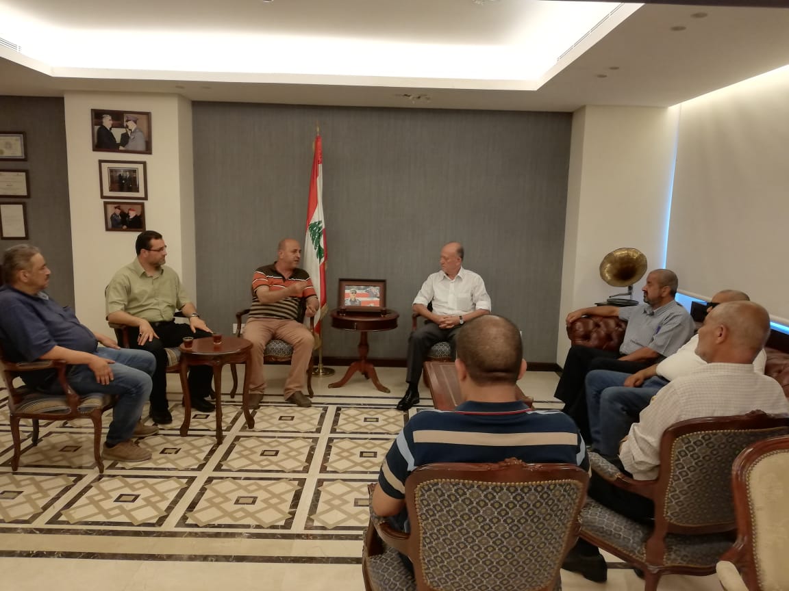 وفد فصائلي فلسطيني يناقش إجراءات العمل مع الوزير اللبناني أشرف ريفي