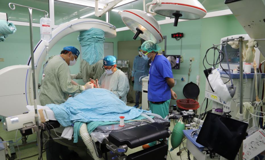 وفد طبي تشيلي يجري 32 عملية جراحية نوعية بغزة