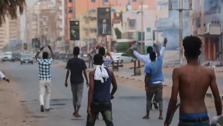 بعد مقتل طلاب الأبيّض.. شوارع السودان تنتفض وتعليق الدراسة والمفاوضات