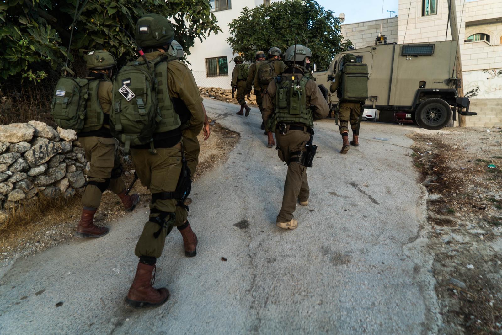 مقاومون يلقون عبوة ناسفة على قوات الاحتلال قرب نابلس