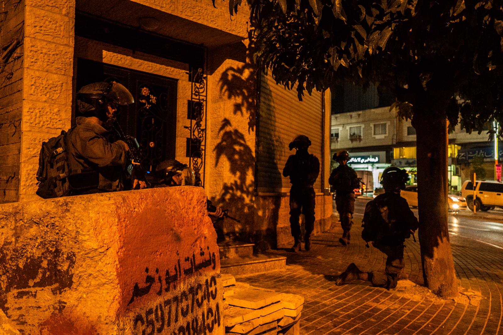 الاحتلال يعتقل 7 مواطنين في الضفة والقدس