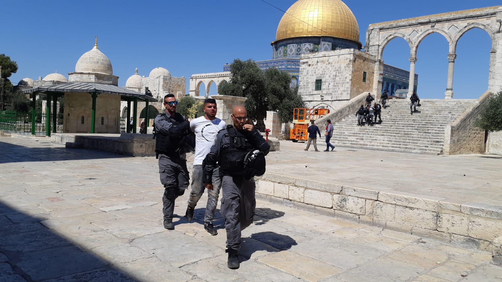 قوات الاحتلال تعتقل تسعة مواطنين من الضفة والقدس