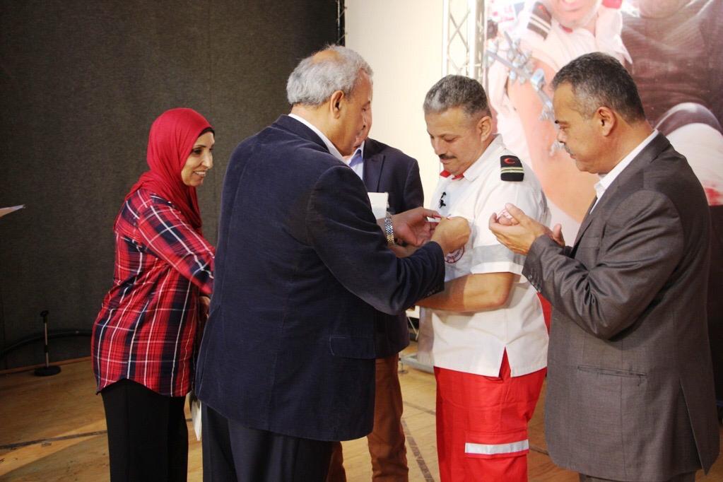 مسعف فلسطيني بغزة ينال أعلى وسام شرف من الصليب الأحمر