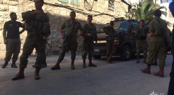 قوات الاحتلال تغلق منزلًا فلسطينيًّا بالخليل