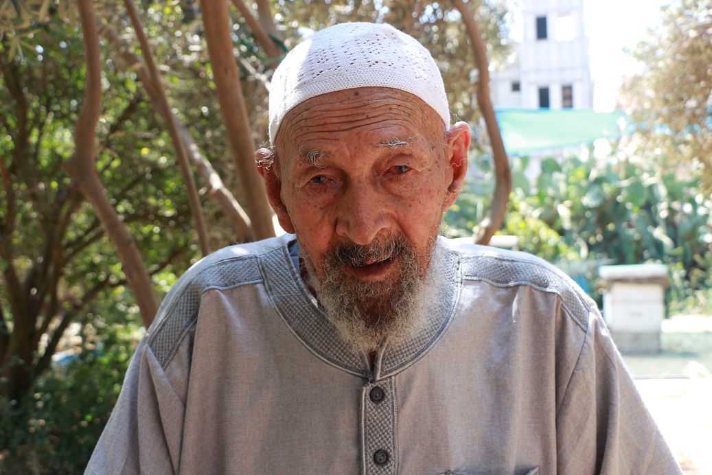 أبو حسنة.. أقدم مربي النحل بغزة يعود بـالمركز إلى بلدته بشيت
