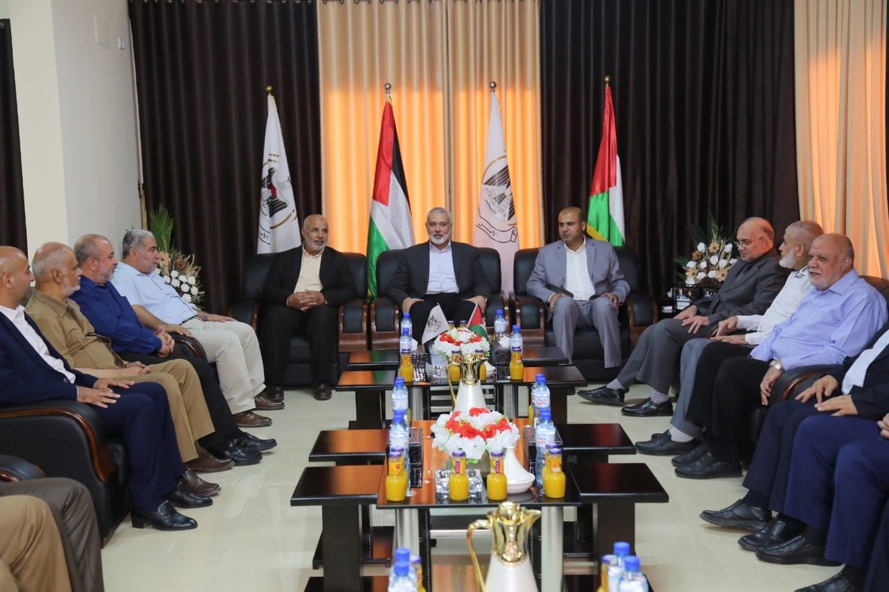 هنية على رأس وفد من حماس يزور مقر الأمن الداخلي بغزة