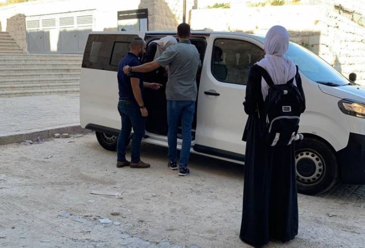 الاحتلال يعتقل طفلة بالخليل أثناء توجهها للمدرسة بزعم حيازتها سكينا