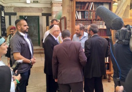 رئيس الكيان الصهيوني يقتحم المسجد الإبراهيمي