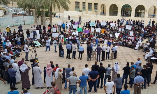 المئات يتظاهرون بالنقب للمطالبة بتوفير سفريات لـ18 ألف طالب