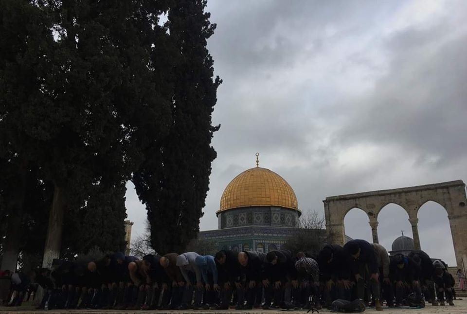 الآلاف يؤدون صلاة الجمعة في رحاب المسجد الأقصى