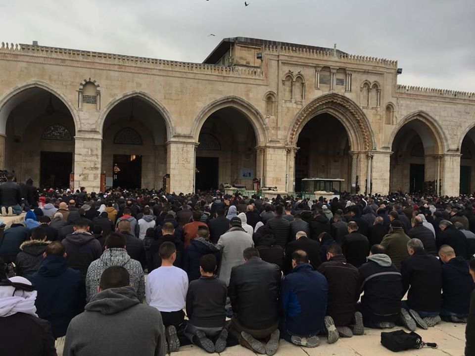 ناشط فلسطيني: أعداد مصلي الفجر بالمسجد الأقصى أغاظت الاحتلال