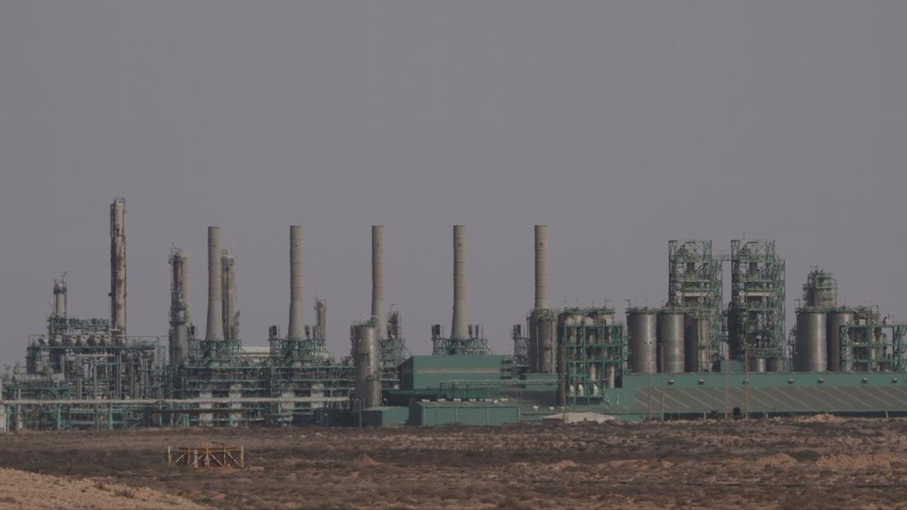 مؤيدون لحفتر يغلقون ميناء الزويتينة النفطي شرقي ليبيا