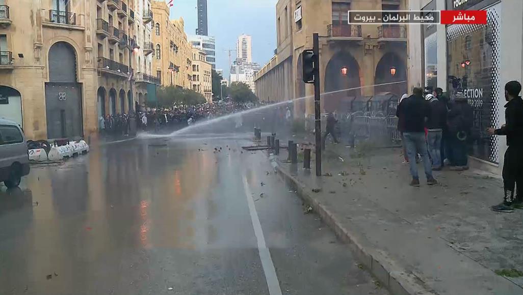 استمرار المواجهات بين قوى الأمن ومحتجين بمحيط برلمان لبنان