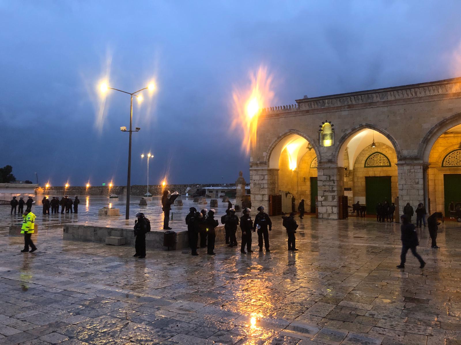 سلطات الاحتلال تبعد 5 مقدسيين عن المسجد الأقصى