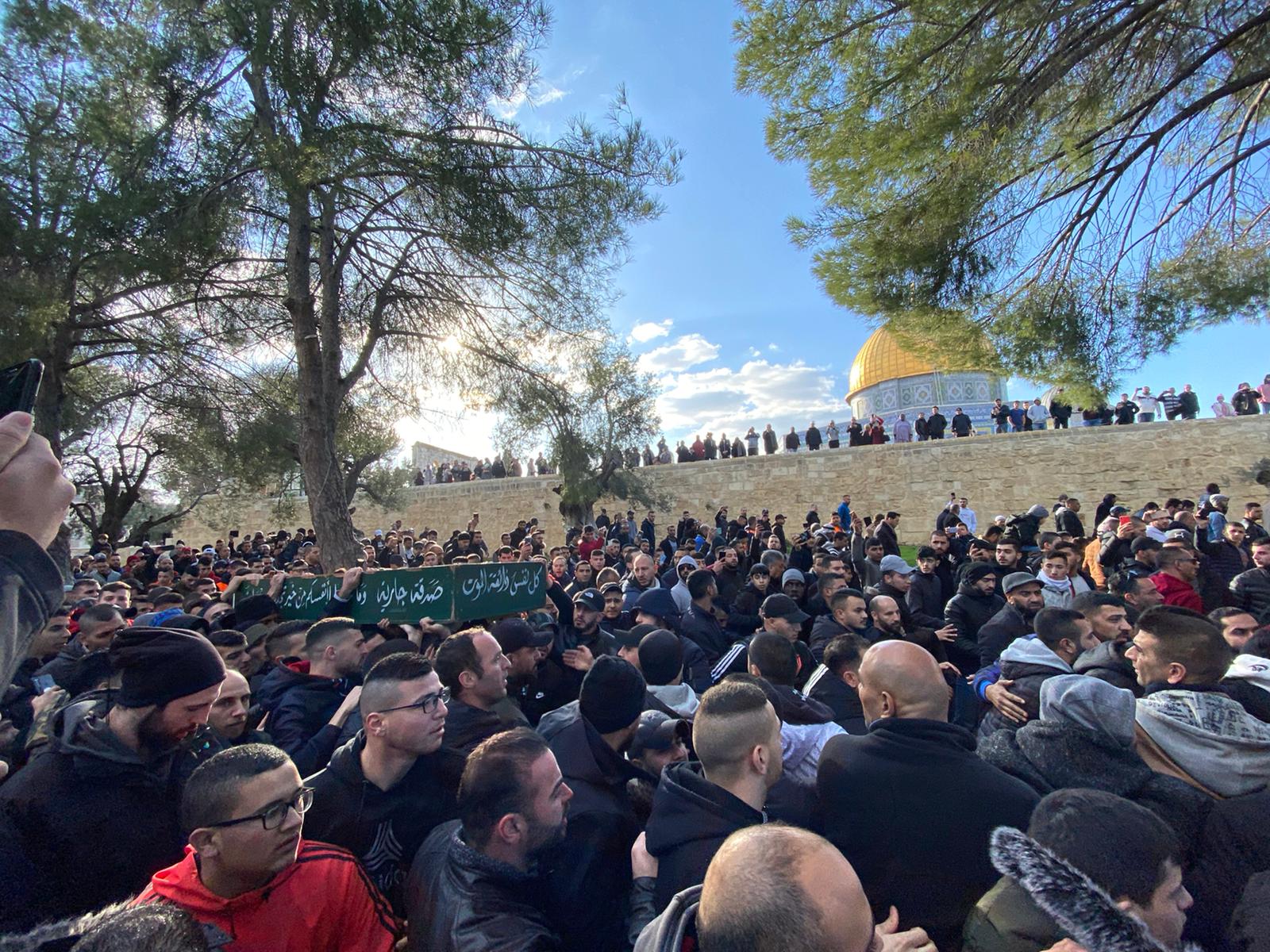 آلاف المواطنين يشيعون جثمان الطفل قيس أبو رميلة من الأقصى