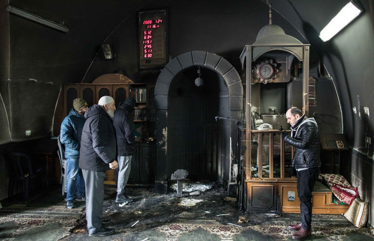 الاحتلال يحرق مقتنيات مسجد ويصيب شابًّا جنوب جنين