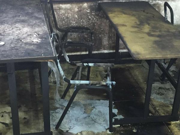 مستوطنون يحرقون صفًّا مدرسيًّا في عينابوس جنوب نابلس