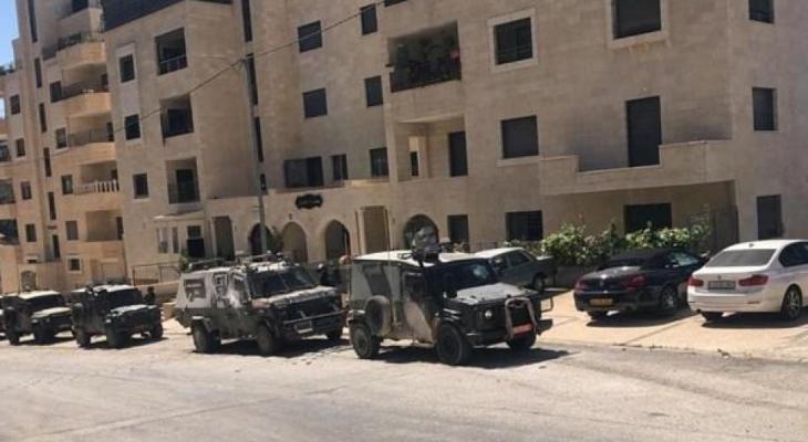 إصابة 12 مواطنًا بمواجهات إثر اقتحام الاحتلال مخيم الأمعري