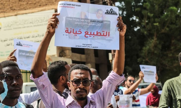 التطبيع خيانة.. وقفة احتجاجية أمام مقر الحكومة السودانية