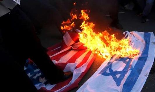 متظاهرون سودانيون يحرقون علم إسرائيل وسط الخرطوم