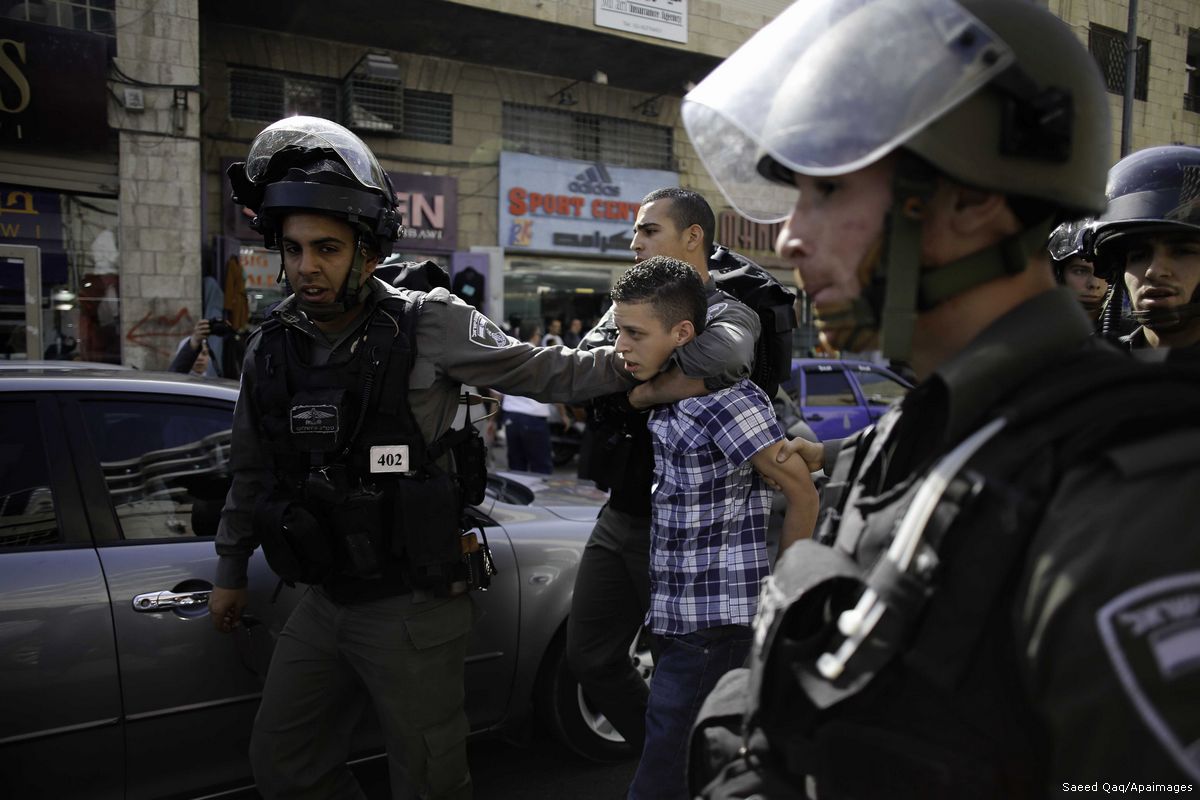 الاحتلال يعتقل طفلين من بلدة حزما في القدس