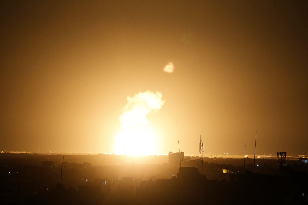 قصف إسرائيلي يشعل حريقين هائلين في مصنع وأرض زراعية بغزة