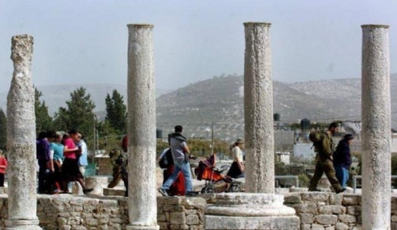 مستوطنون يقتحمون موقعا أثريًّا في سبسطية
