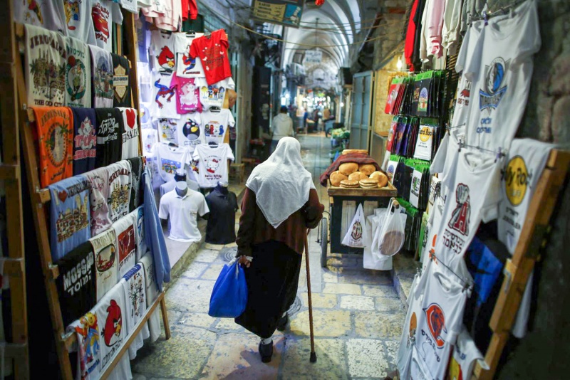 أي إنهاك أحدثته كورونا وضرائب الاحتلال لتجار القدس في 2020!!