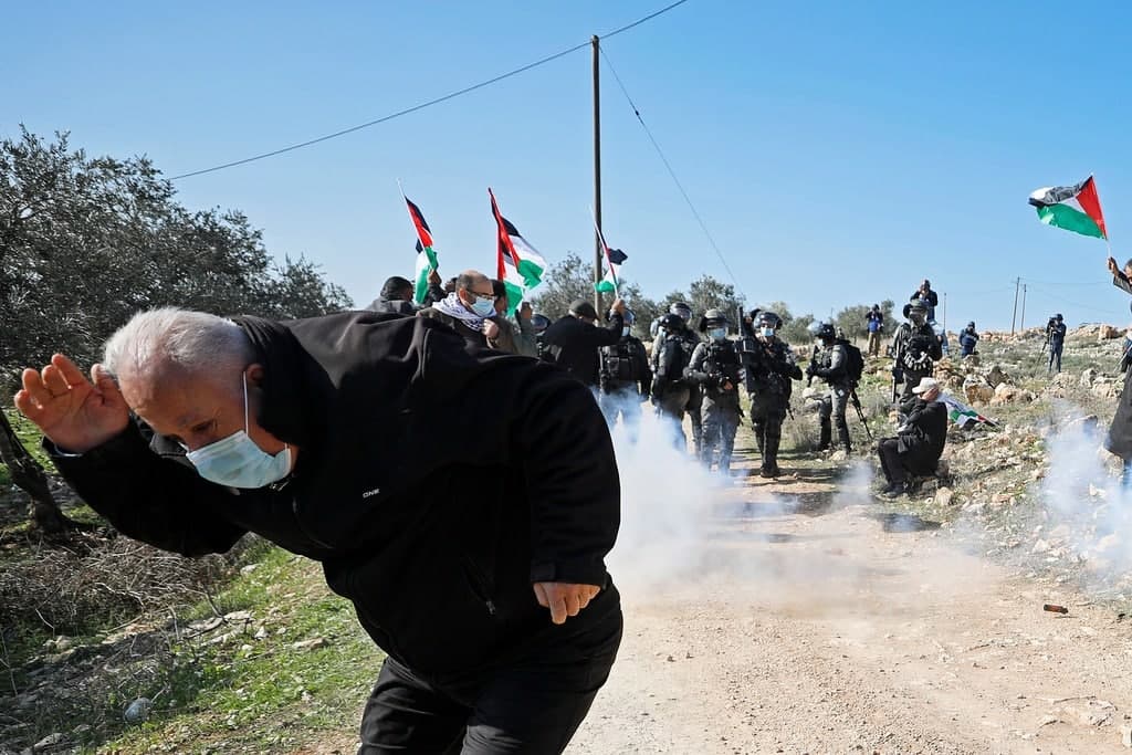 إصابات بالرصاص والاختناق بقمع الاحتلال الفلسطينيين في الضفة