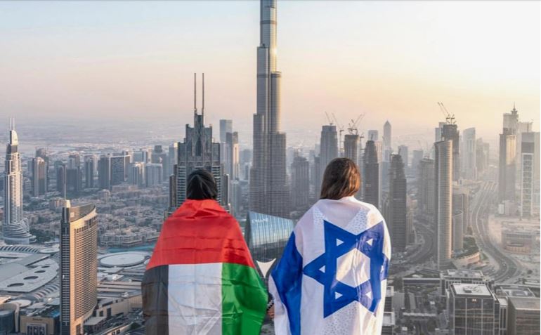 التطبيع السياحي.. إسرائيليون يسرقون من فنادق الإمارات ما يمكن حمله