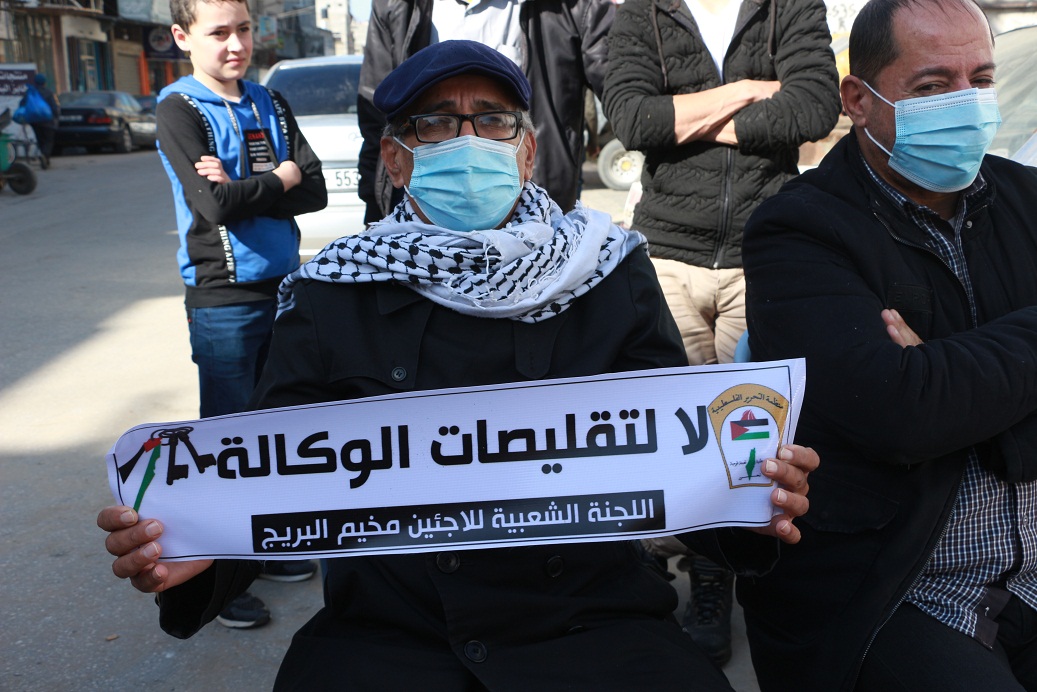 وقفة احتجاجية أمام مكتب أونروا بمخيم برج الشمالي في لبنان