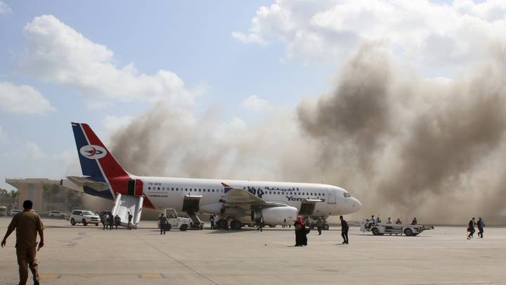قتلى وجرحى بانفجار في مطار عدن لحظة وصول أعضاء الحكومة اليمنية