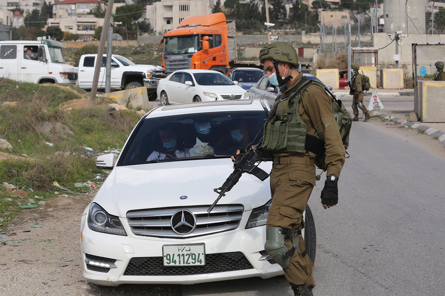 الاحتلال الإسرائيلي يوسع الحاجز العسكري المقام وسط الخليل
