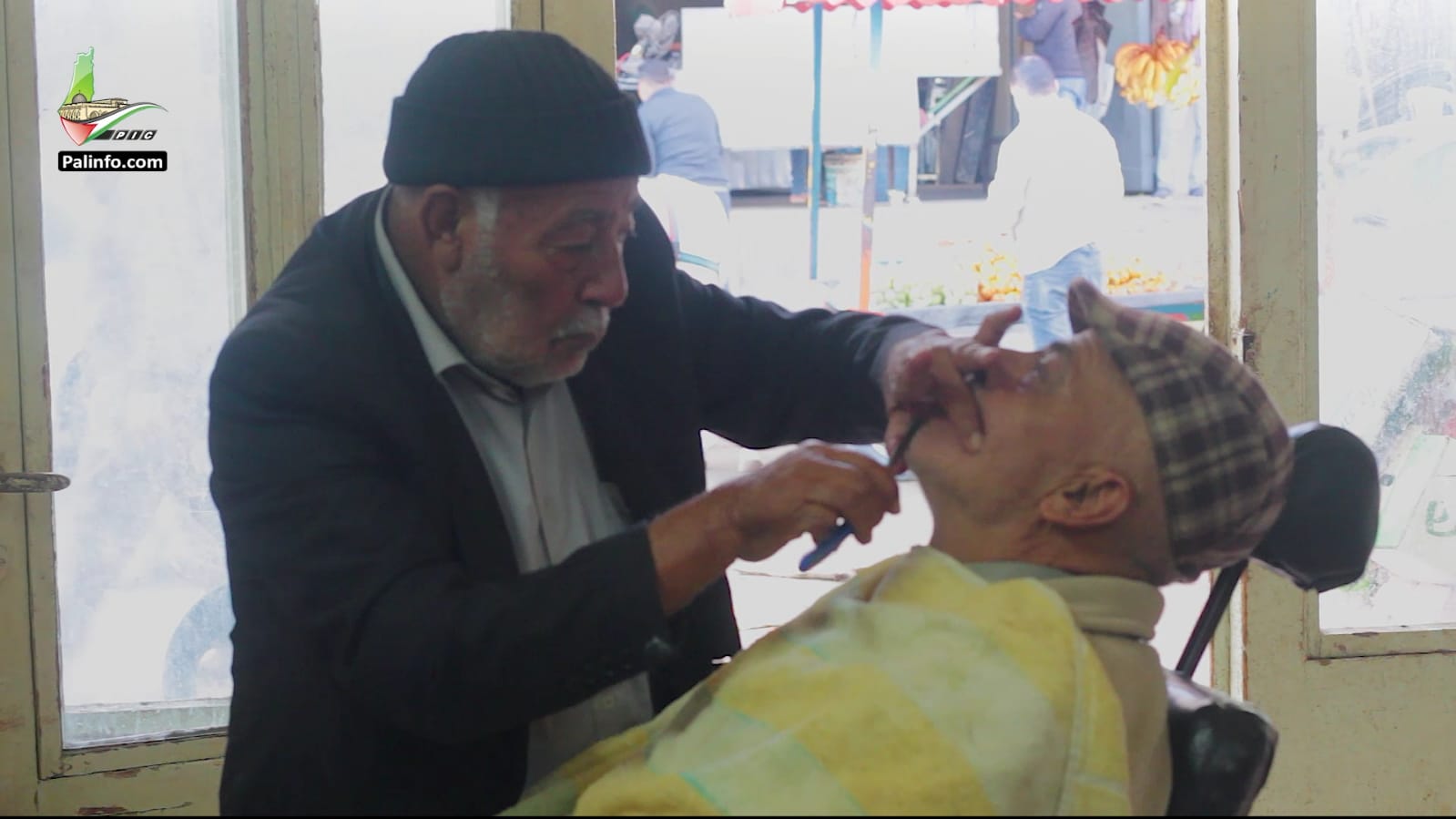 عميد حلاقي غزة يحافظ على موروث والده منذ 80 عامًا
