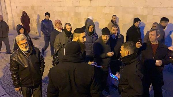 الاحتلال يعتقل مسنًّا ويعتدي على المصلين في الأقصى