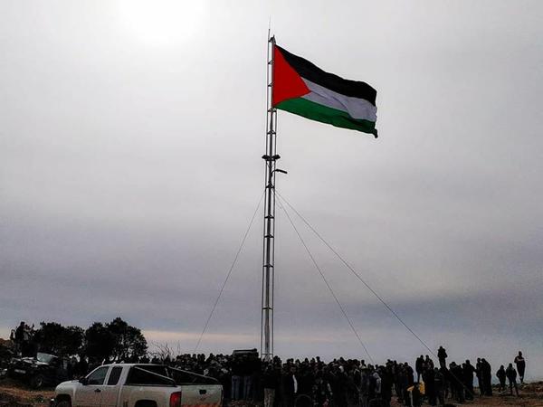 رفع علم فلسطين فوق جبل العرمة المهدد بالمصادرة جنوب نابلس