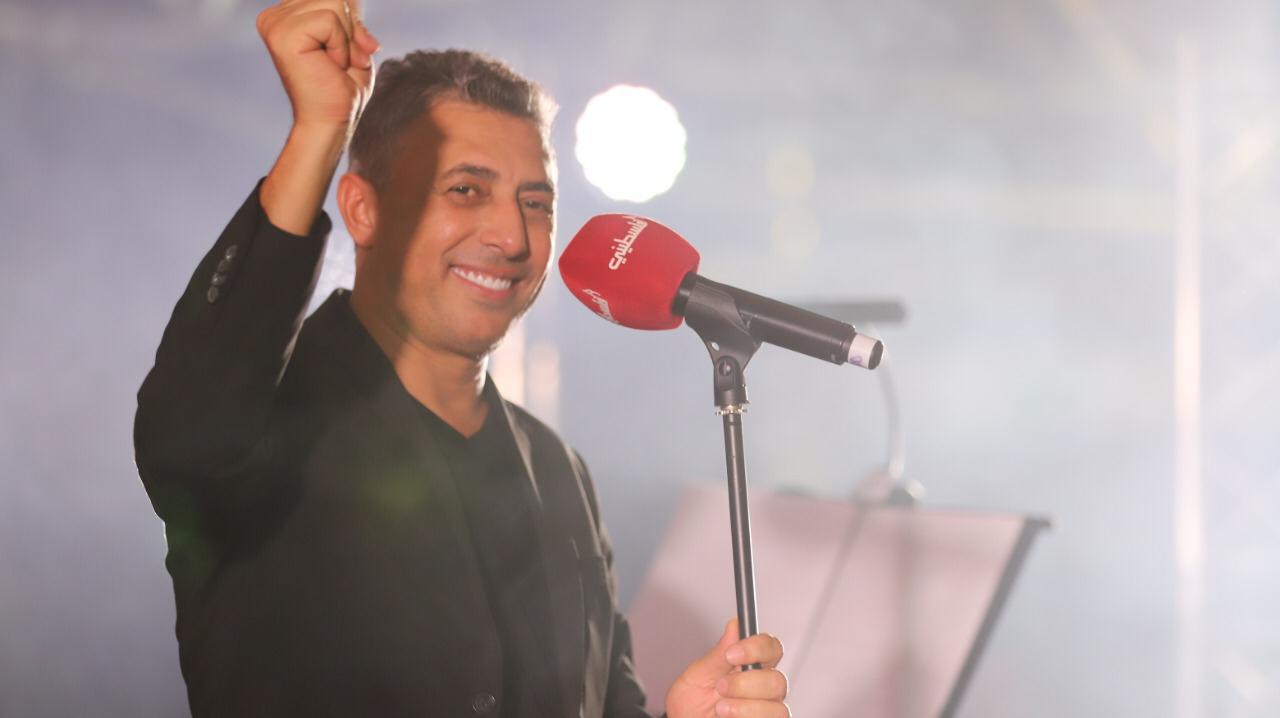 الفنان عمر العبداللات يُغني لفلسطين في لندن