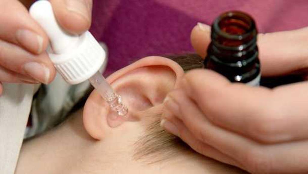 ‫كيف تستعمل قطرة الأذن‬؟